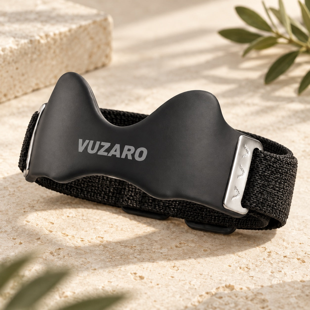 Close view of the VUZARO contoured pad and woven strap